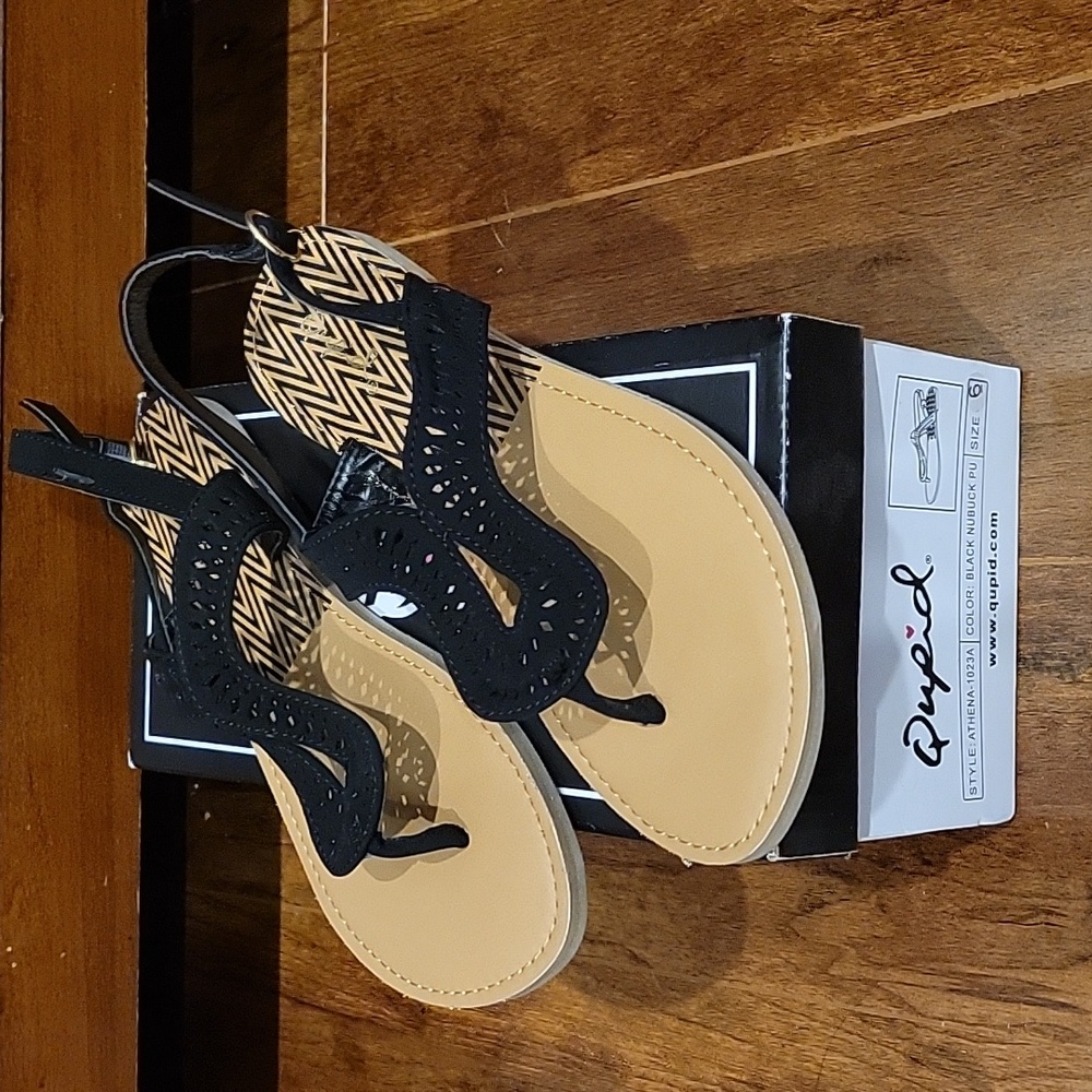 Qupid Athena black thong sandal